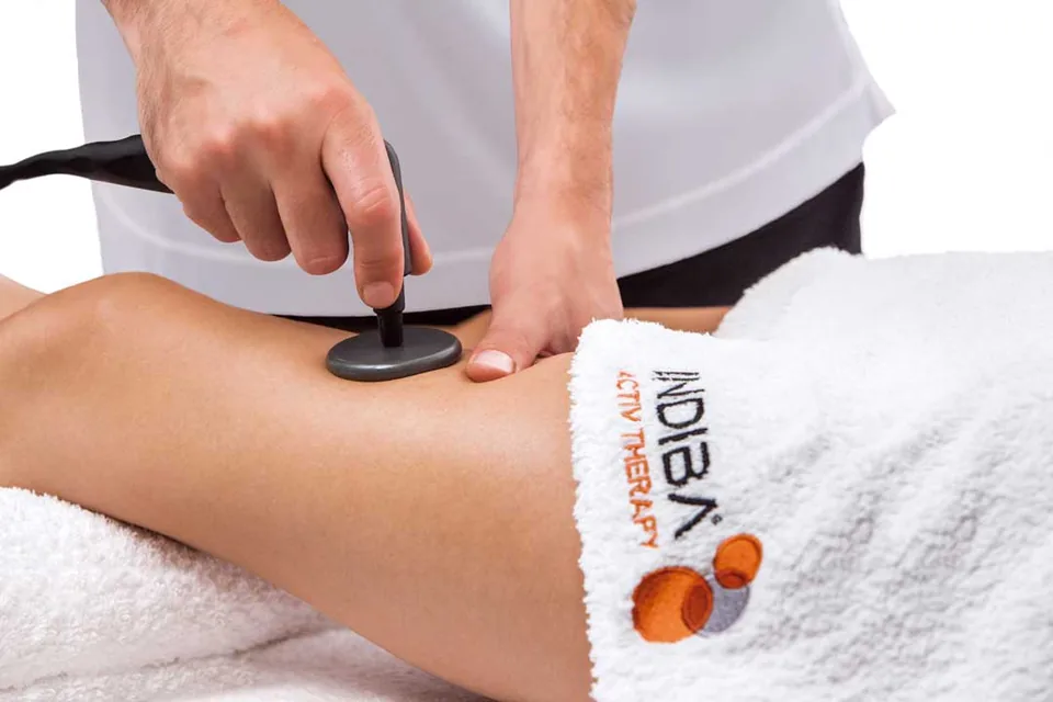 Tecarterapia ad alta potenza Indiba Activ durante un trattamento fisioterapico presso Studio Medico Lazio a Roma Parioli